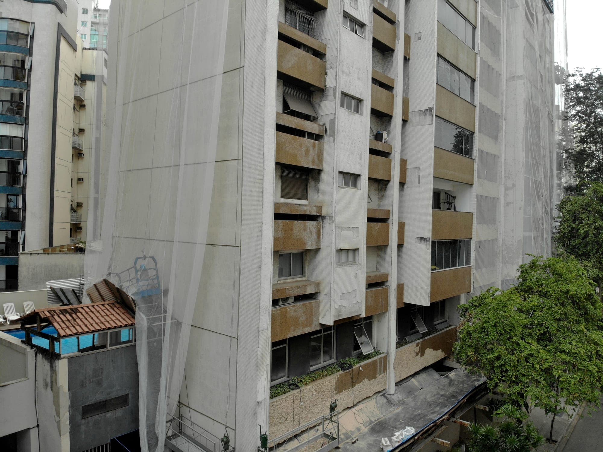 Fachada do Ed. Nahum Prado durante a reforma, em Vitória