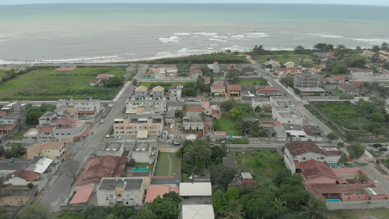 Vista aérea do litoral de Jacaraípe, em Serra, com o bairro e o mar ao fundo