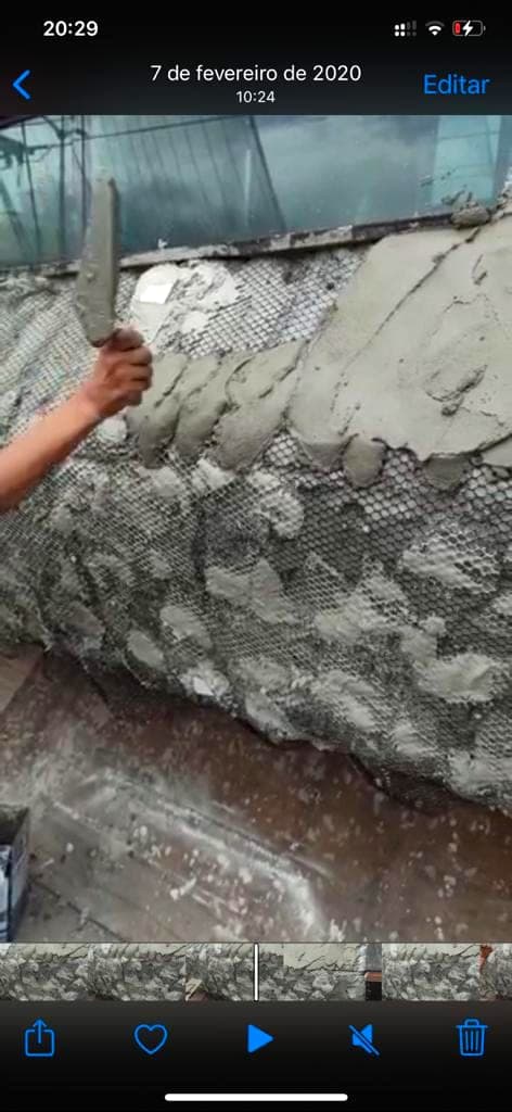 Emboço armado com tela metálica sendo aplicado na fachada do Ed. Solar do Atlântico
