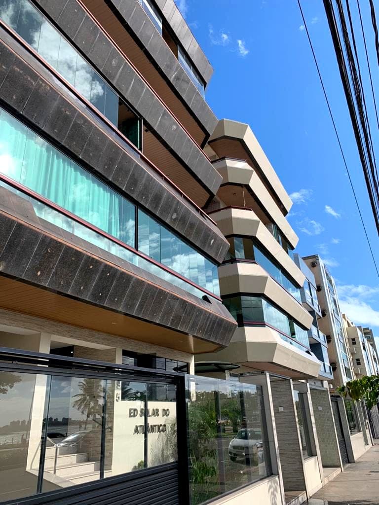 Fachada do Ed. Solar do Atlântico durante a revitalização, em Vitória